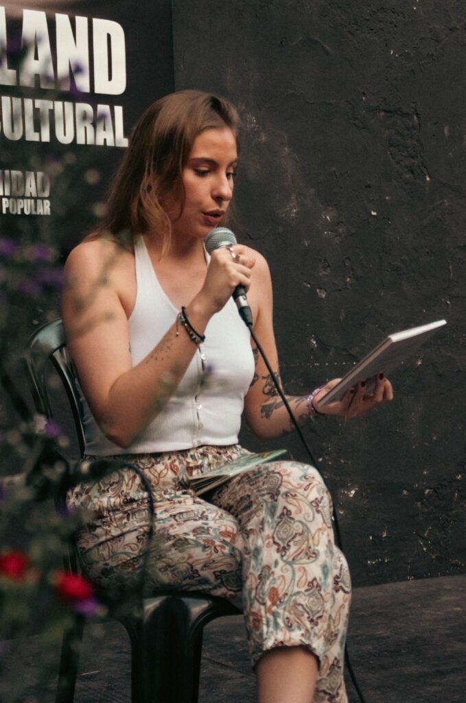 Alexia M. en la tertulia poética "Voces, ecos y gritos de Resistencia"